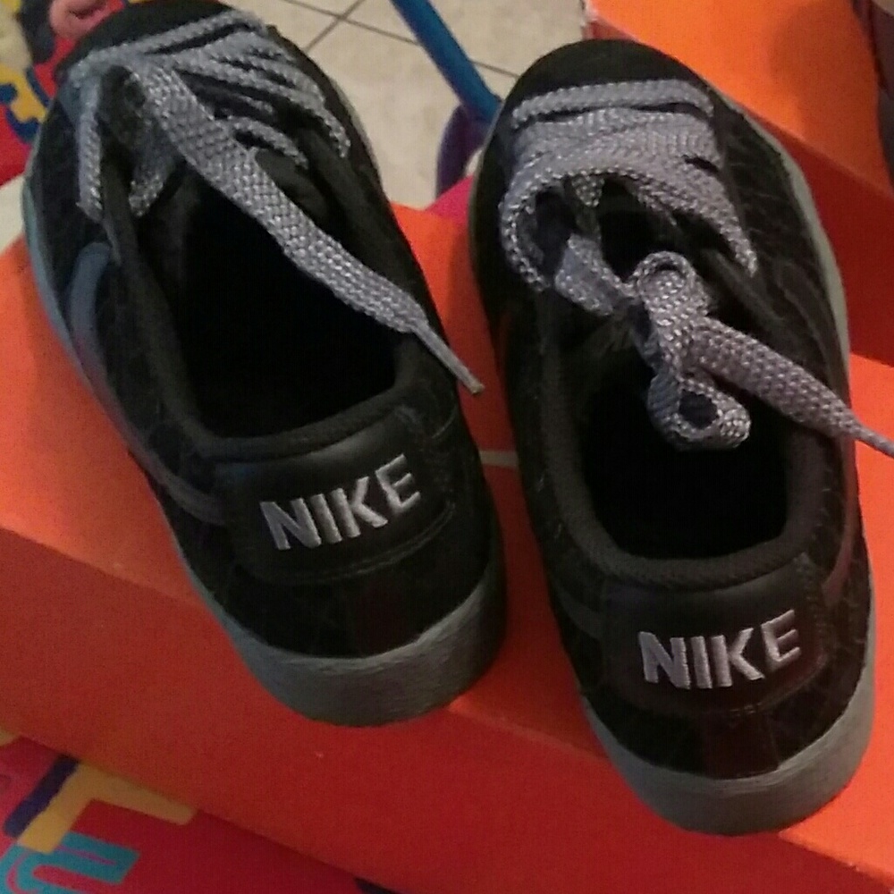 Nike - Picture 3 of 3